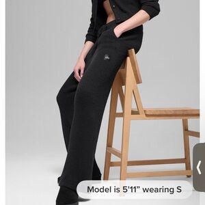 NWT $218 Alo snuggle up sweat pants